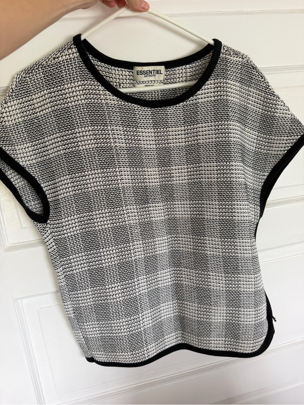 Essentiel Antwerp Black & White Textured Short-Sleeve Top
